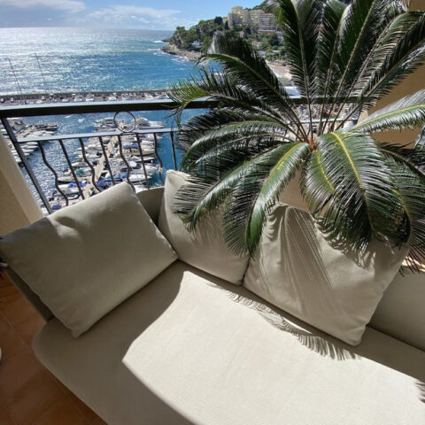 Outdoor lounge set cleaned facing the Mediterranean