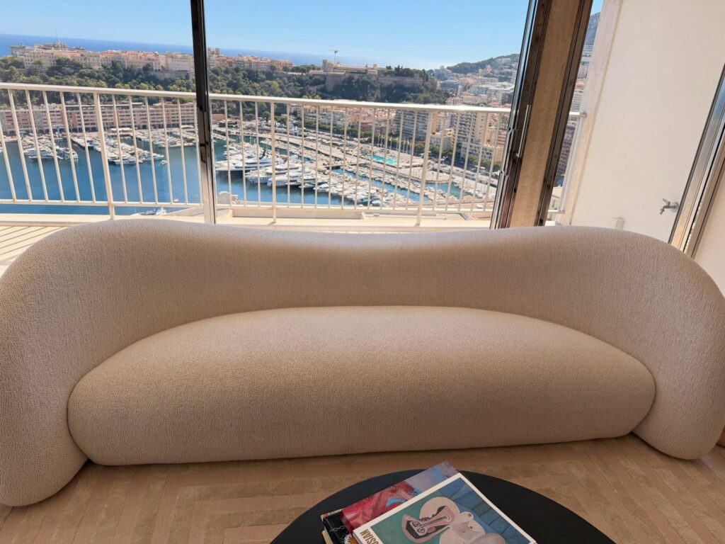 Canapé en tissu bouclé nettoyé avec vue sur le port de Monaco