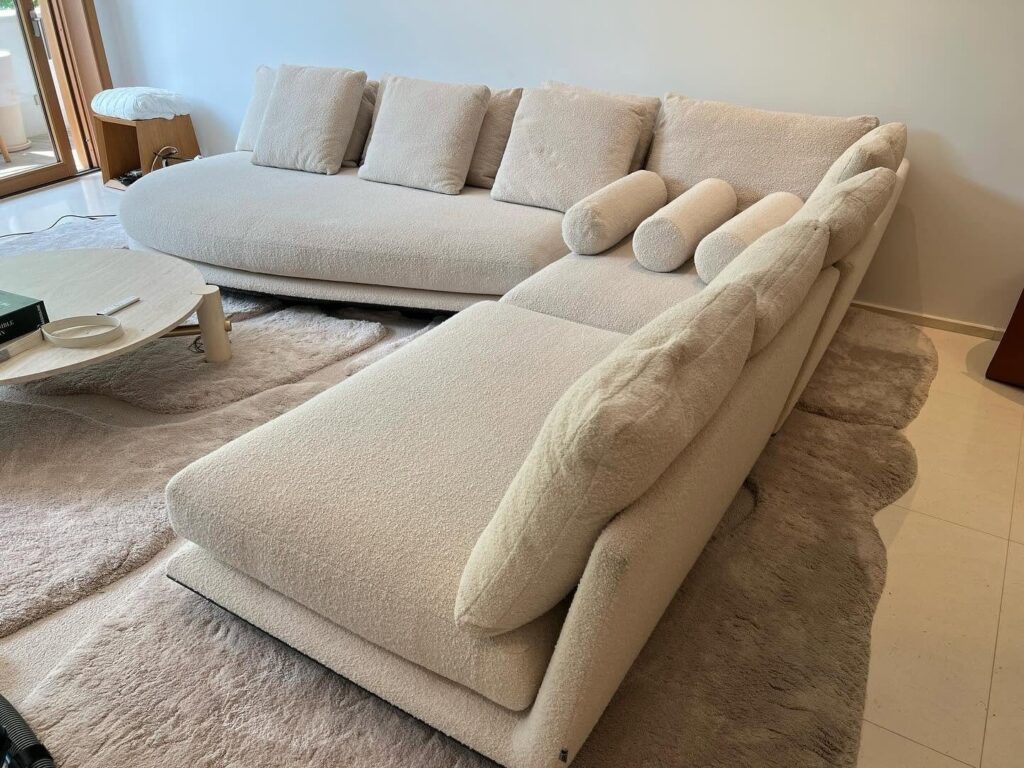 Grand canapé d'angle nettoyé dans un appartement à Monaco