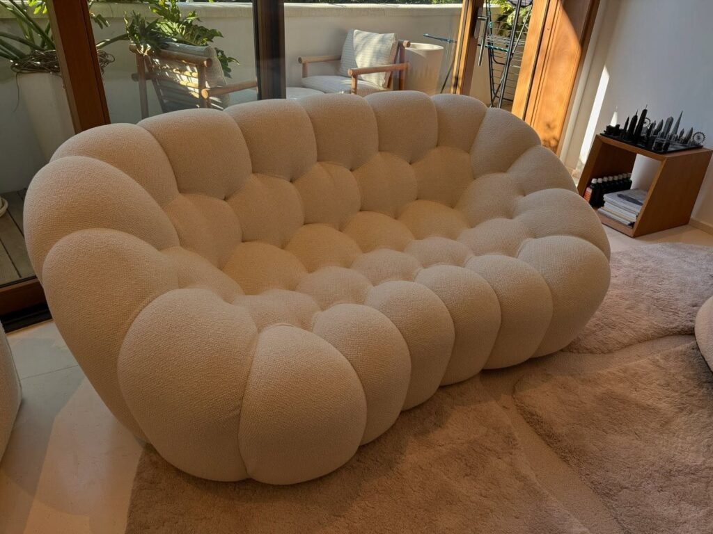 Canapé capitonné en tissu blanc nettoyé à Monaco