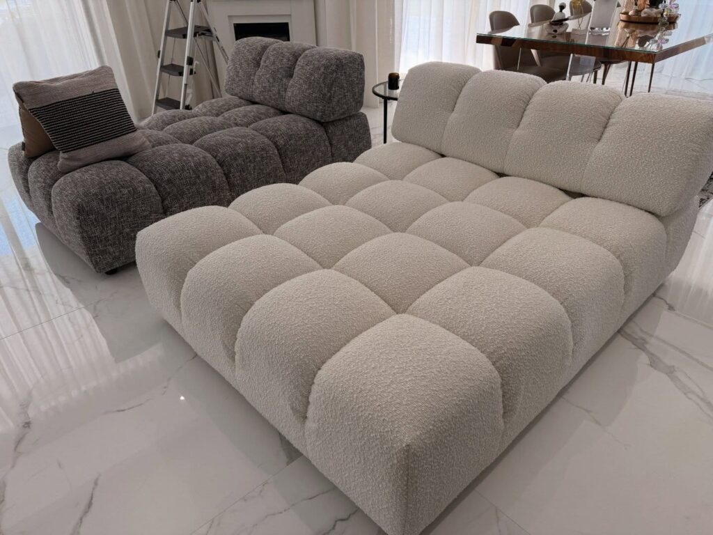 Canapé et poufs en tissu bouclé nettoyés à Mougins