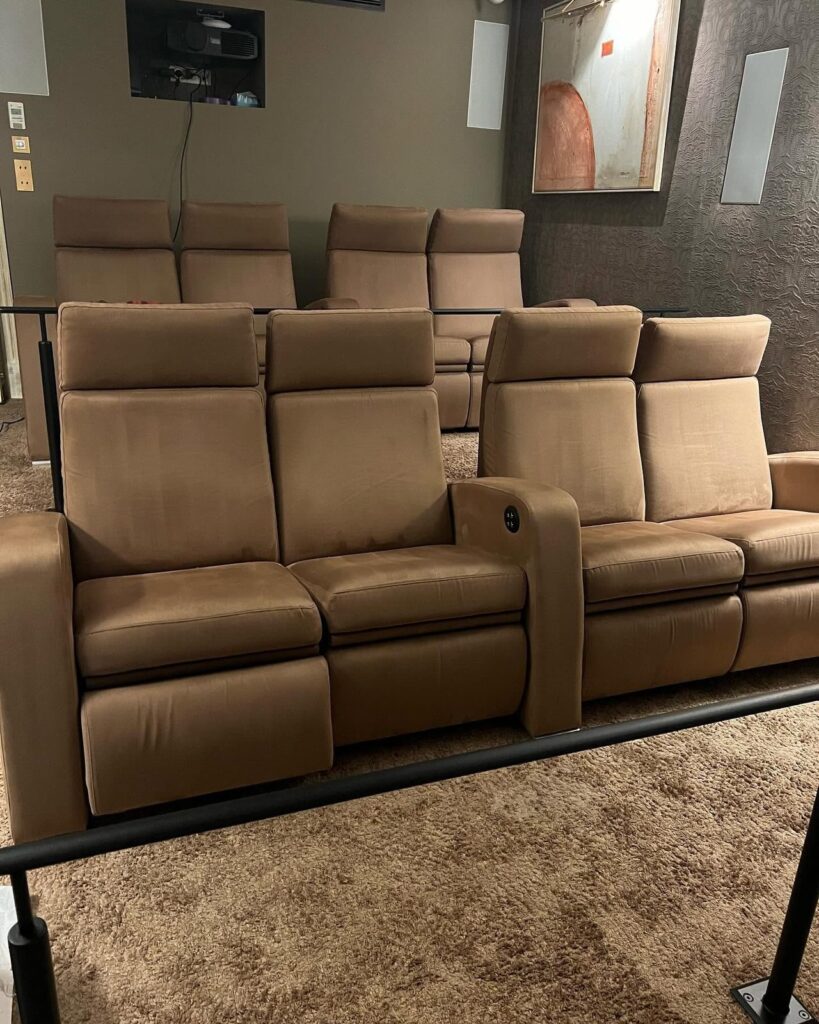 Fauteuils d'une salle de cinéma privée nettoyés à Saint-Jean-Cap-Ferrat