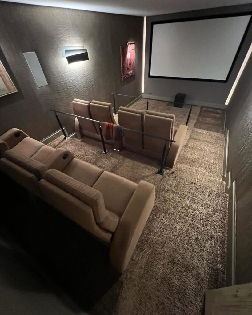 Moquette et fauteuils de salle de cinéma nettoyés à Saint-Jean-Cap-Ferrat