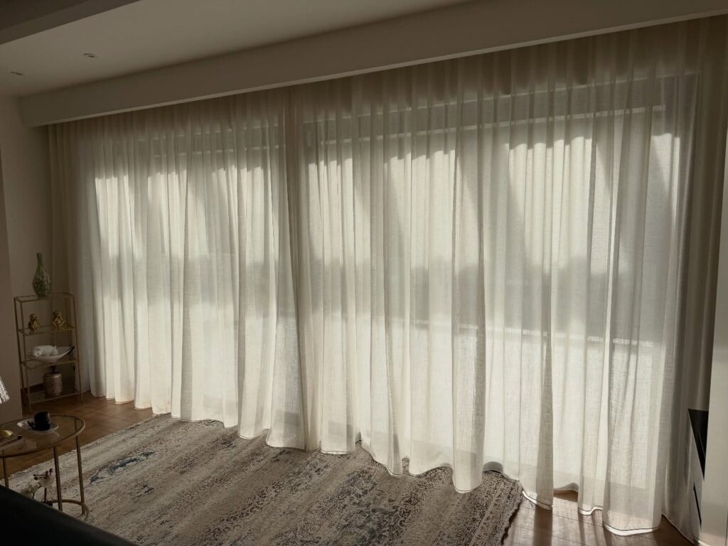 Rideaux et voilages nettoyés dans une villa à Mougins
