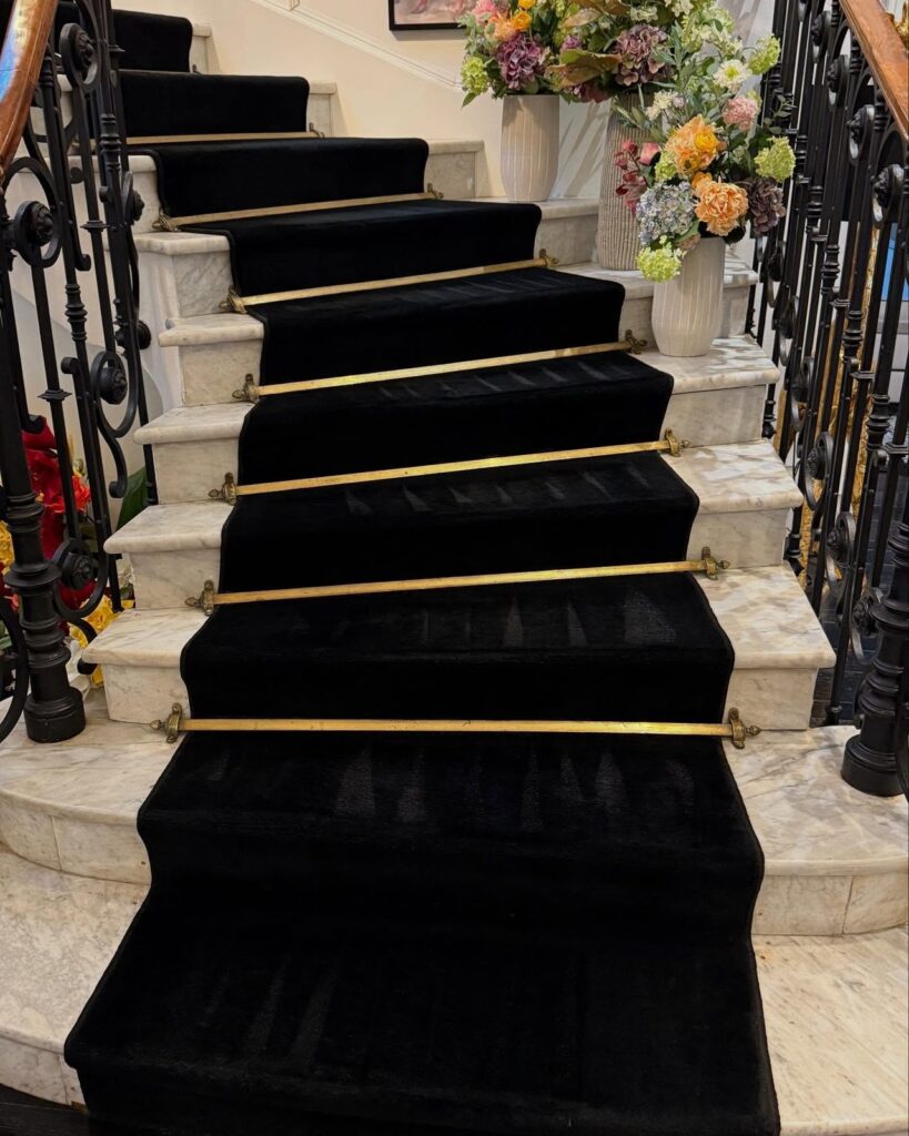 Tapis d'escalier noir nettoyé à Monaco