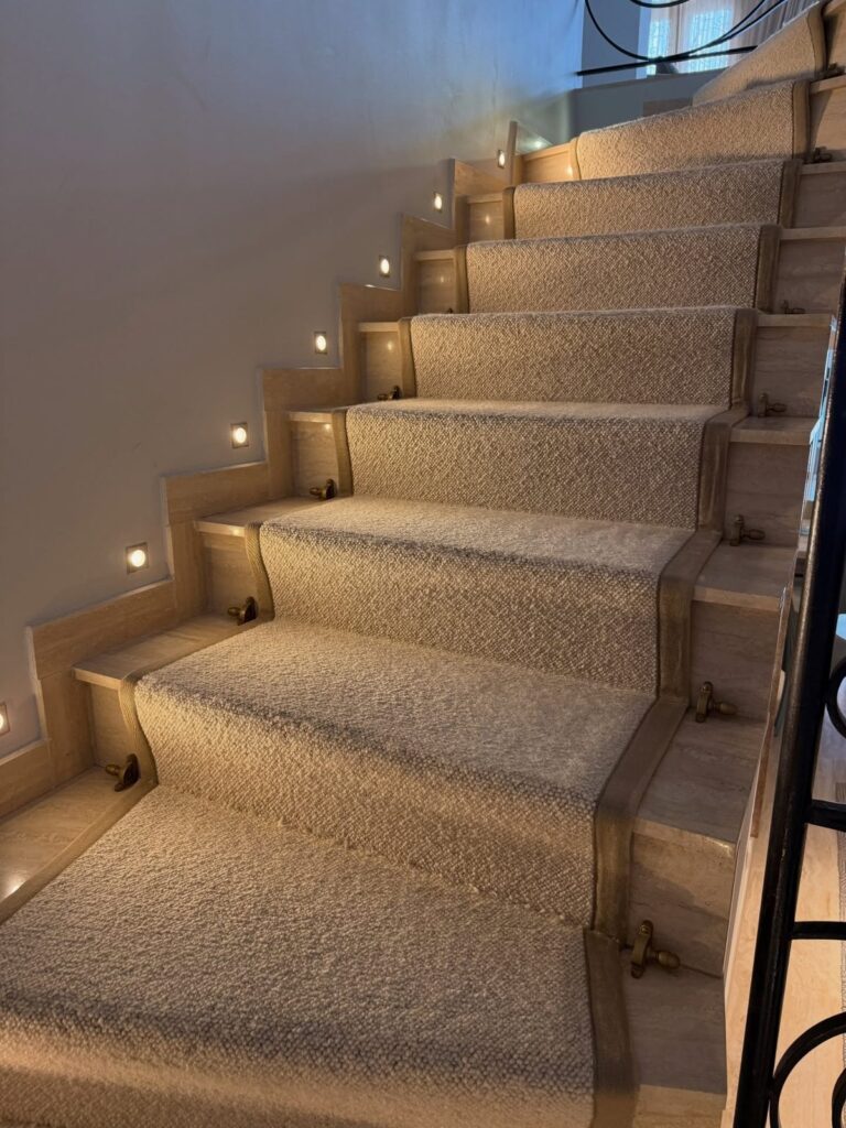 Tapis d'escalier nettoyé à Villefranche-sur-Mer