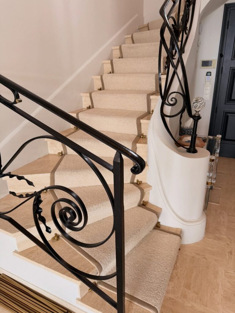 Escalier recouvert de tapis nettoyé à Villefranche-sur-Mer