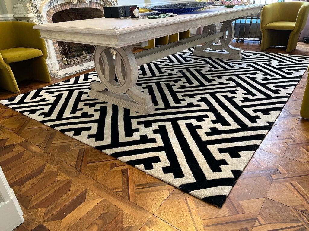 Tapis graphique noir et blanc nettoyé à Monaco