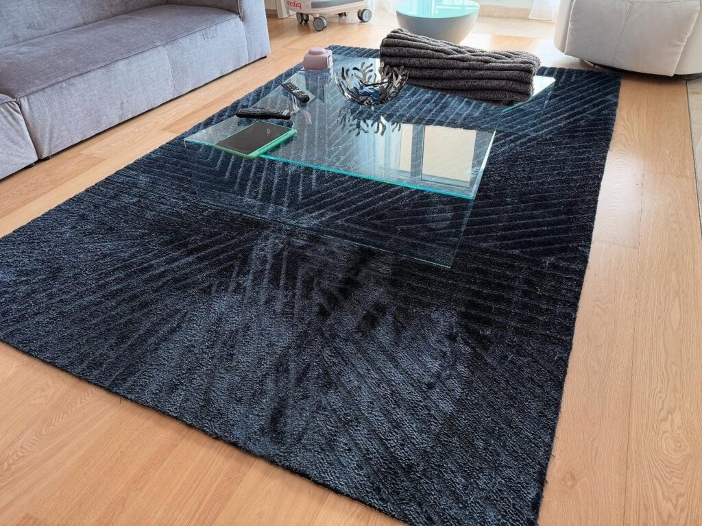 Tapis bleu nuit nettoyé dans un salon à Monaco