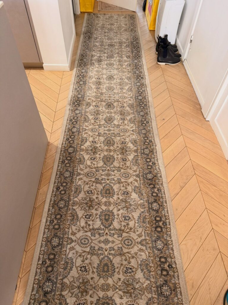 Tapis de couloir nettoyé dans un appartement à Nice
