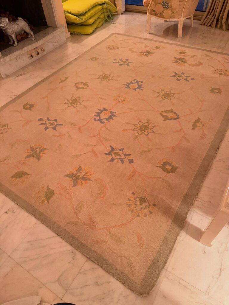 Tapis à motifs floraux nettoyé à Villefranche-sur-Mer