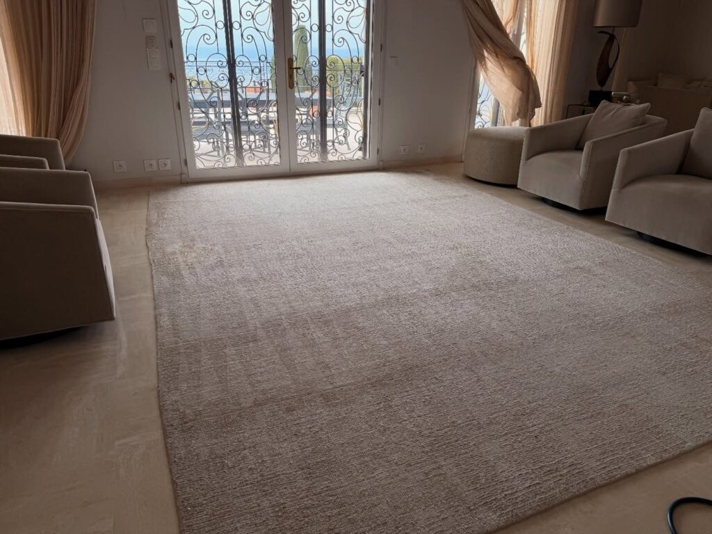 Grand tapis nettoyé dans un salon à Villefranche-sur-Mer